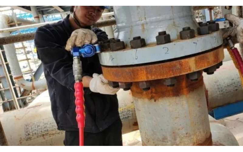 冶金余热回收设备螺栓安装预紧选用KWZK玩球通(中国)液压力矩扳手