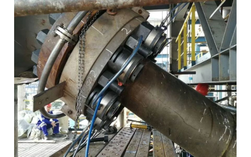 化肥氨合成塔顶盖螺栓预紧客户选用玩球通(中国)KWZK液压螺栓拉伸器